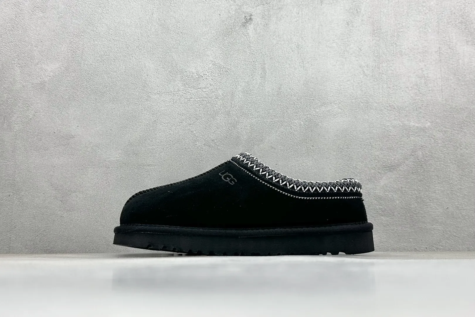 🐲💰 520 support store UGG Tasman ethnic style half slippers, Xiaohongshu hot style. This style is conceived based on the colorful traditional Chinese costume culture, exquisite craftsmanship, unique style and unique style. It fully demonstrates the style of this nation and has become the most popular fashion element in the world! Sheep fur is integrated with high quality to keep warm and lock in heat. Made of TPU molded suede upper material. Built-in artificial curly wool plush lining and insole. Choose 10mm UGGPURE™ implanted wool lining and removable UGGPURE™ implanted wool insole. Item No.: 5955 Size: 35-44. It is recommended to choose one size larger.